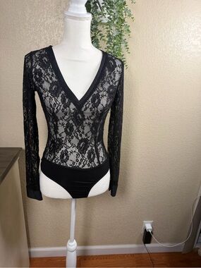 bebe Black Sheer Lace V-Neck Long Sleeve Bodysuit